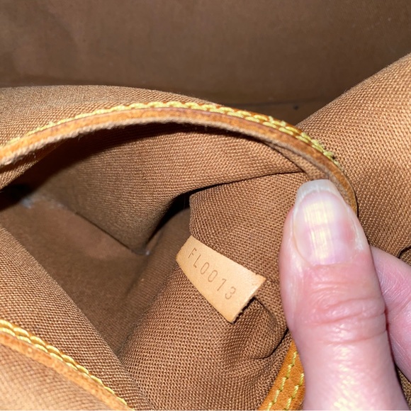 Louis Vuitton Alma - Picture 9 of 11